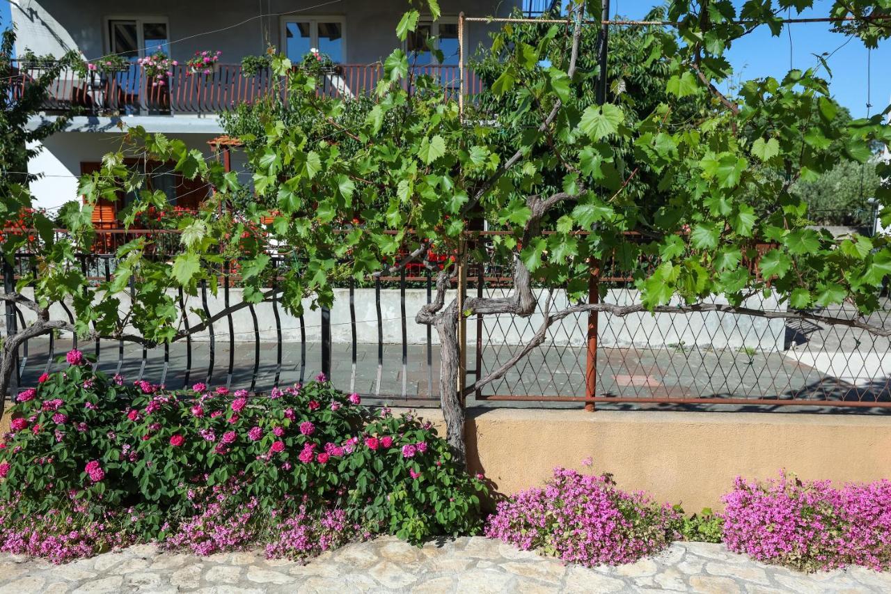 Apartments And Rooms Sinka Biograd Na Moru Exterior foto