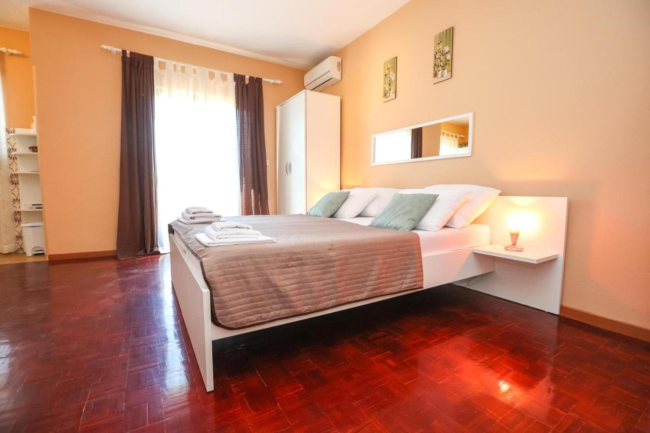Apartments And Rooms Sinka Biograd Na Moru Exterior foto