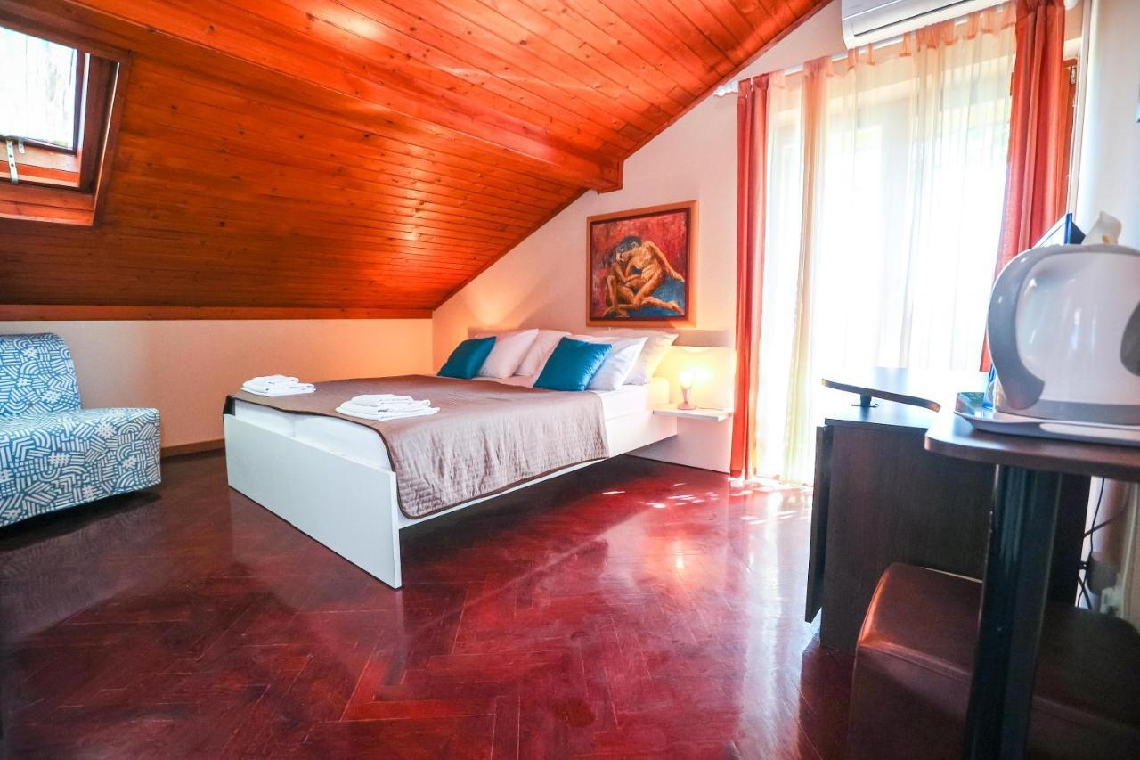 Apartments And Rooms Sinka Biograd Na Moru Exterior foto