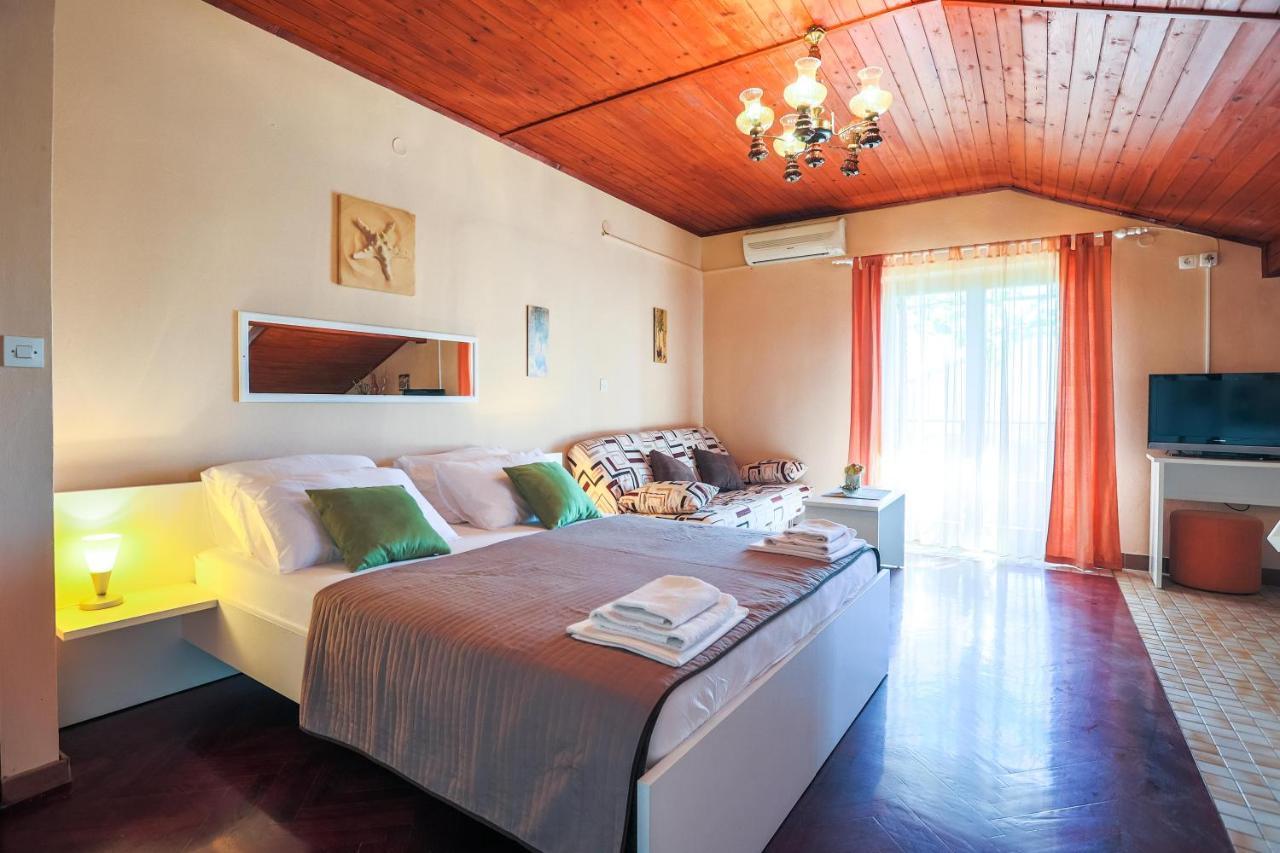 Apartments And Rooms Sinka Biograd Na Moru Exterior foto