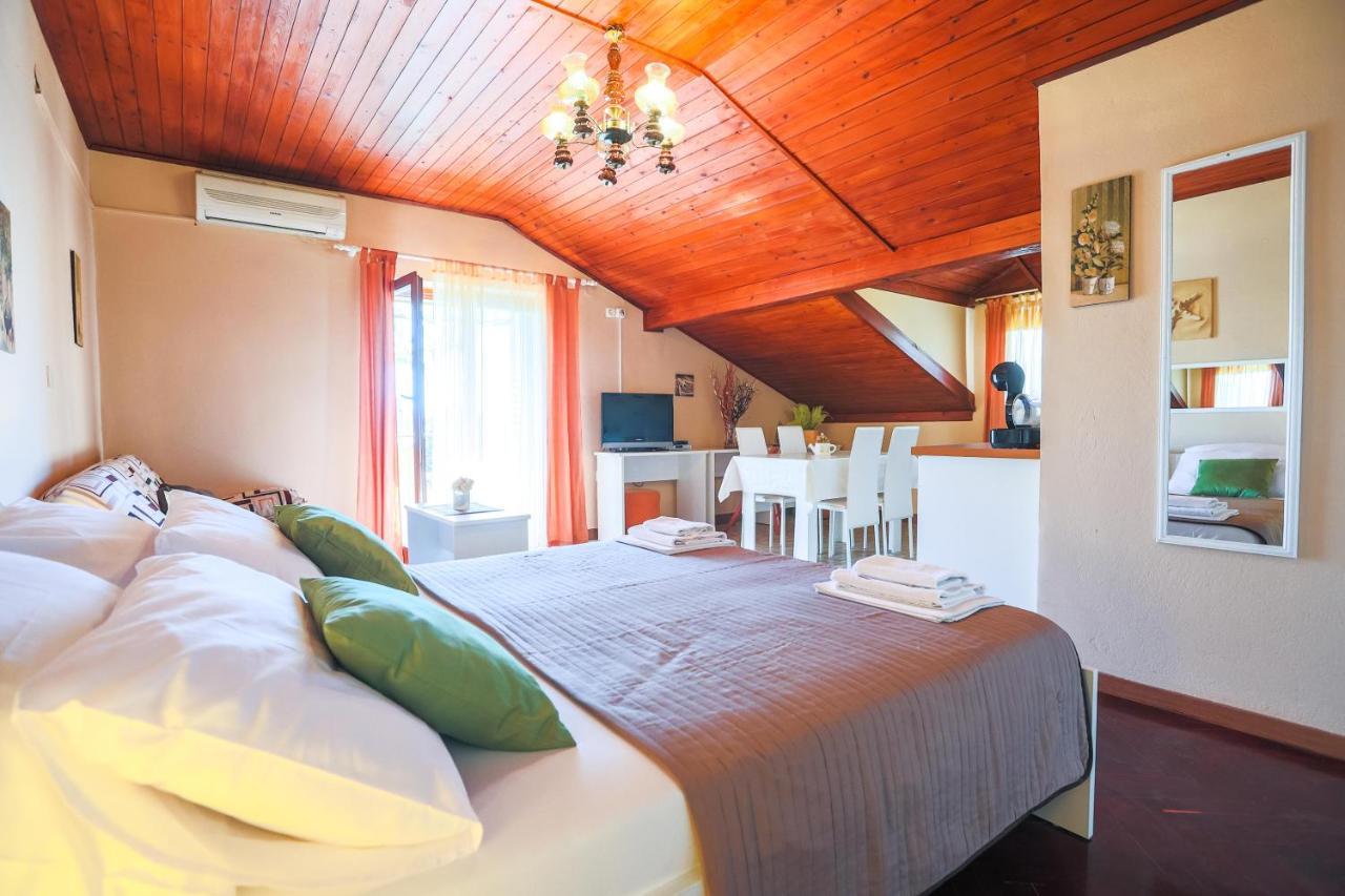 Apartments And Rooms Sinka Biograd Na Moru Exterior foto