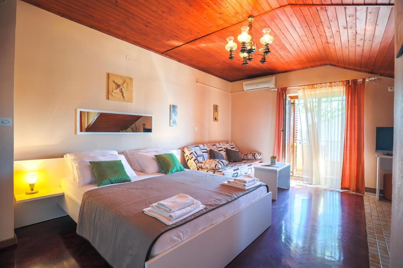 Apartments And Rooms Sinka Biograd Na Moru Exterior foto