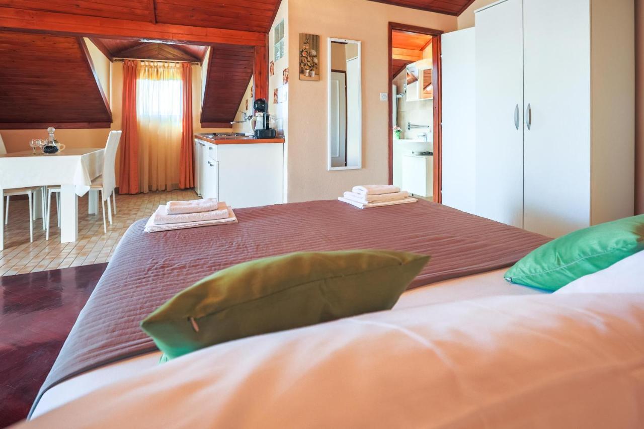 Apartments And Rooms Sinka Biograd Na Moru Exterior foto